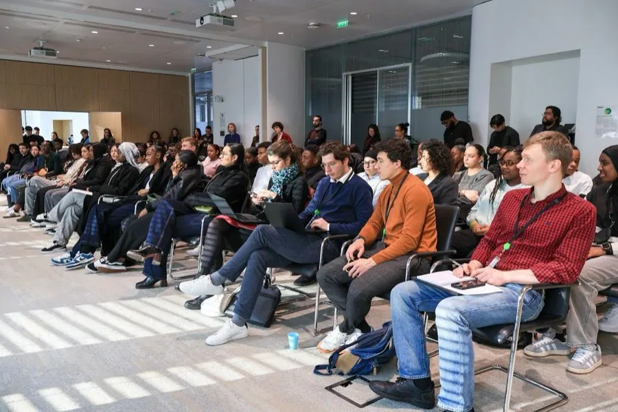 Un amphithéâtre plein de lycéens pendant une intervention StudiAva.